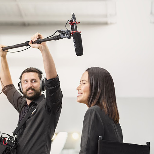 音声担当が女性にガンマイクを向けている写真