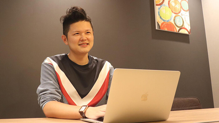 記事「3ヶ月で動画再生回数が約7倍に！社内コミュニケーション活性化に繋がる「動画社内報」の立ち上げかたとは？」のアイキャッチ画像。