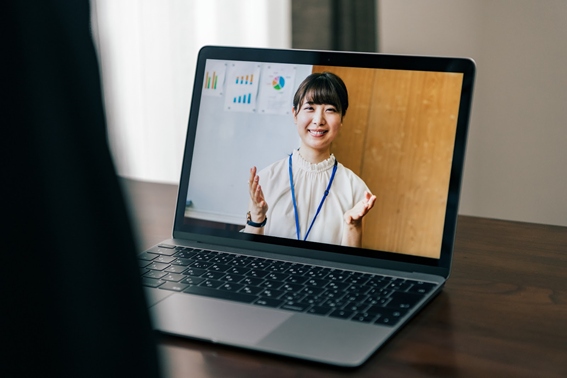 採用動画を取り入れている介護施設は一握り。早期スタートで差別化を