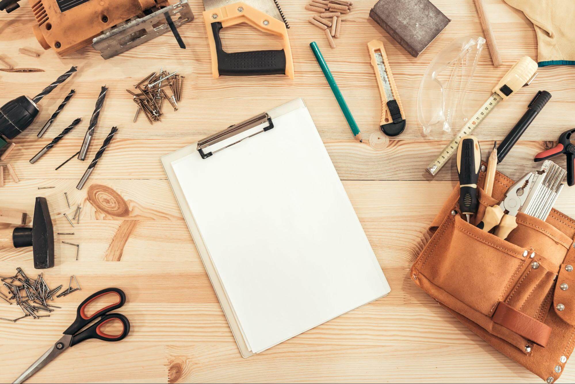 机の上に白い紙や工具が並んでいる画像