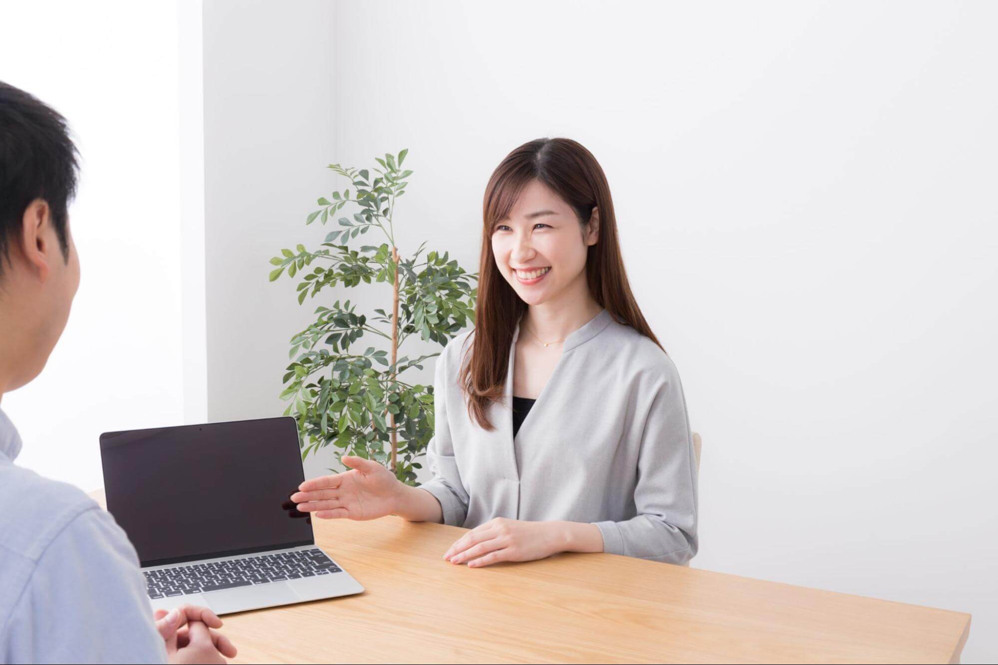 女性社員がパソコンを使用してOJTを行う様子