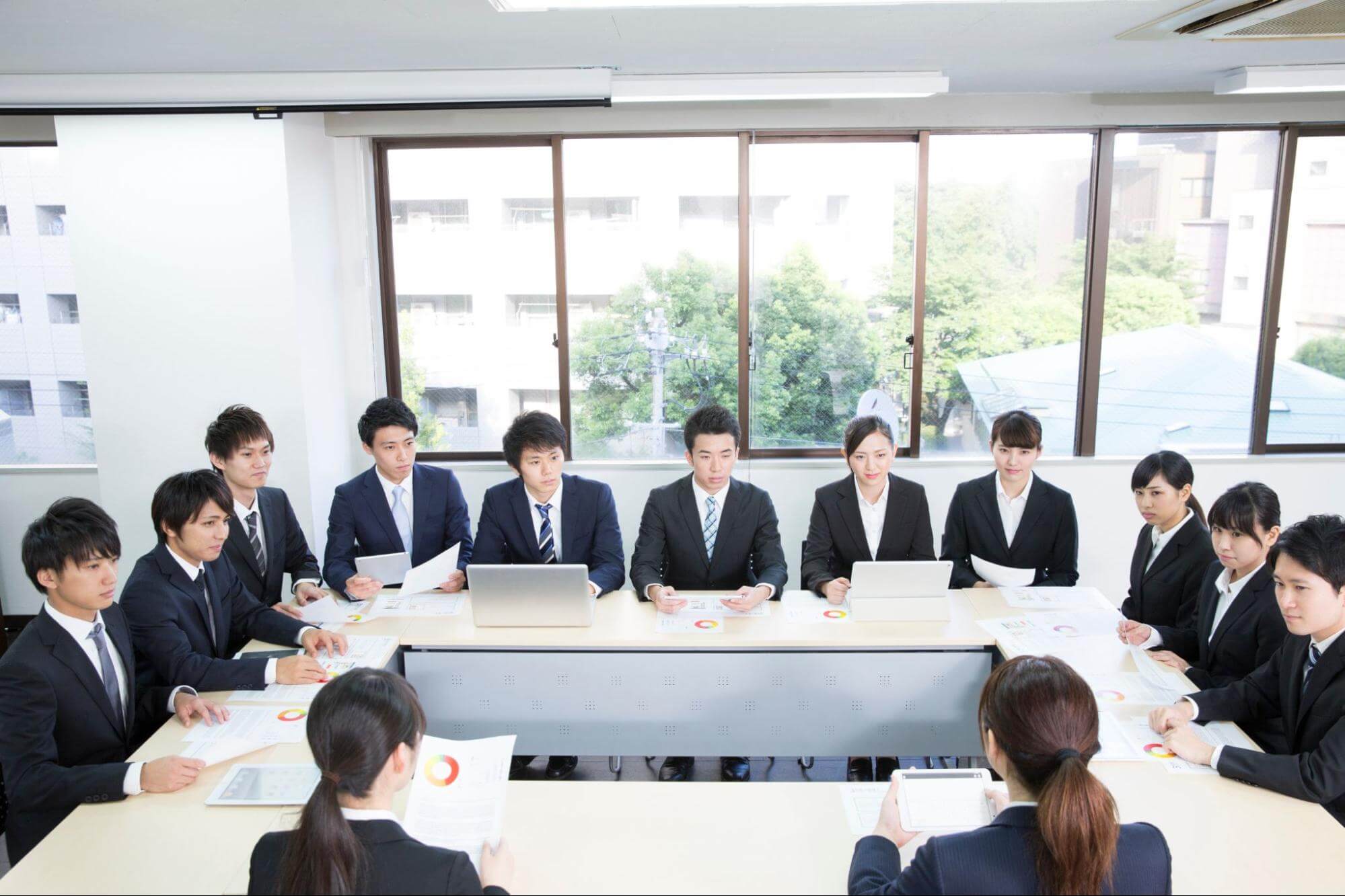 スーツを着た就活生10名がディスカッションする画像
