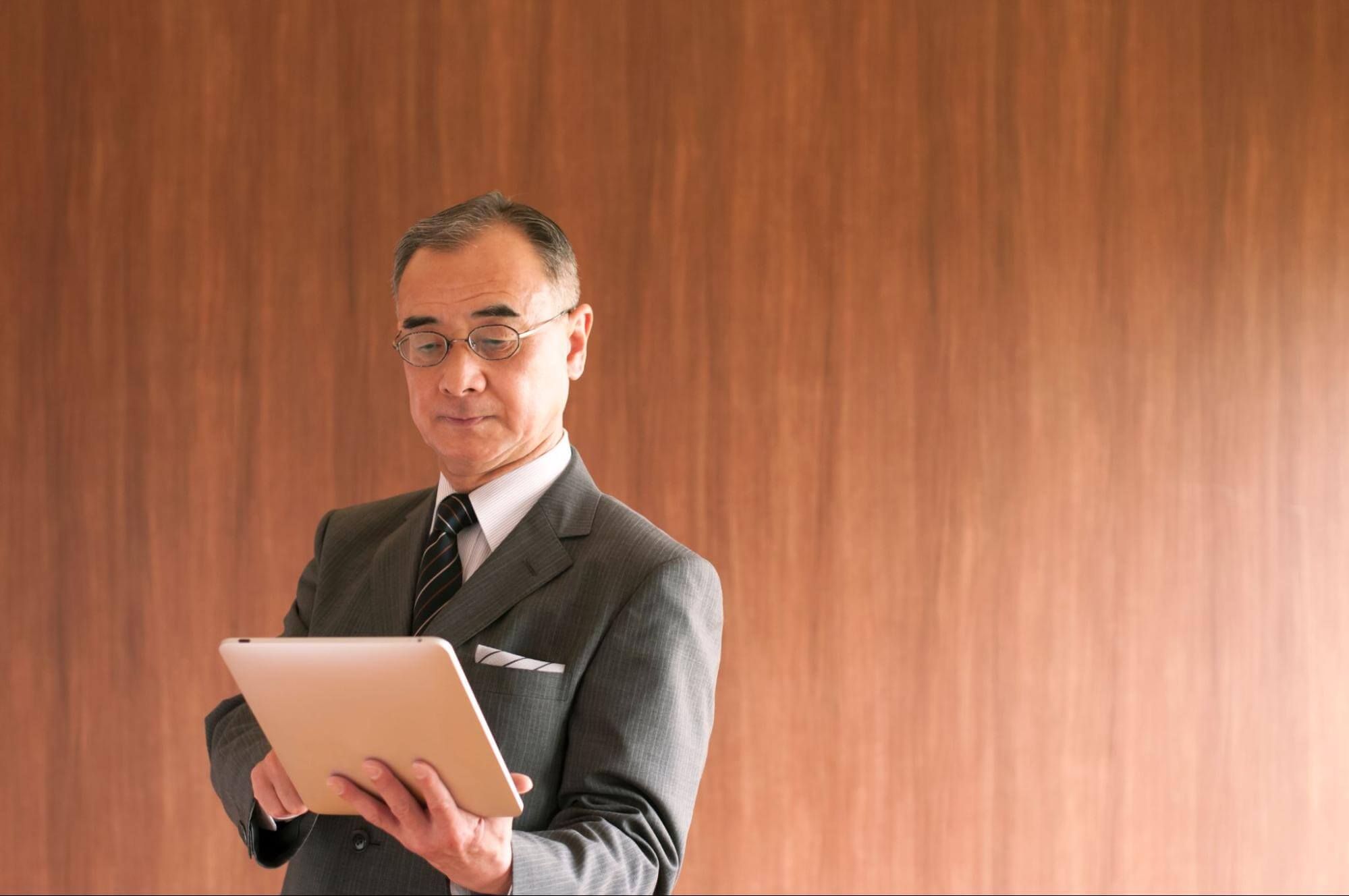 社長らしき男性がアイパッドを覗く様子