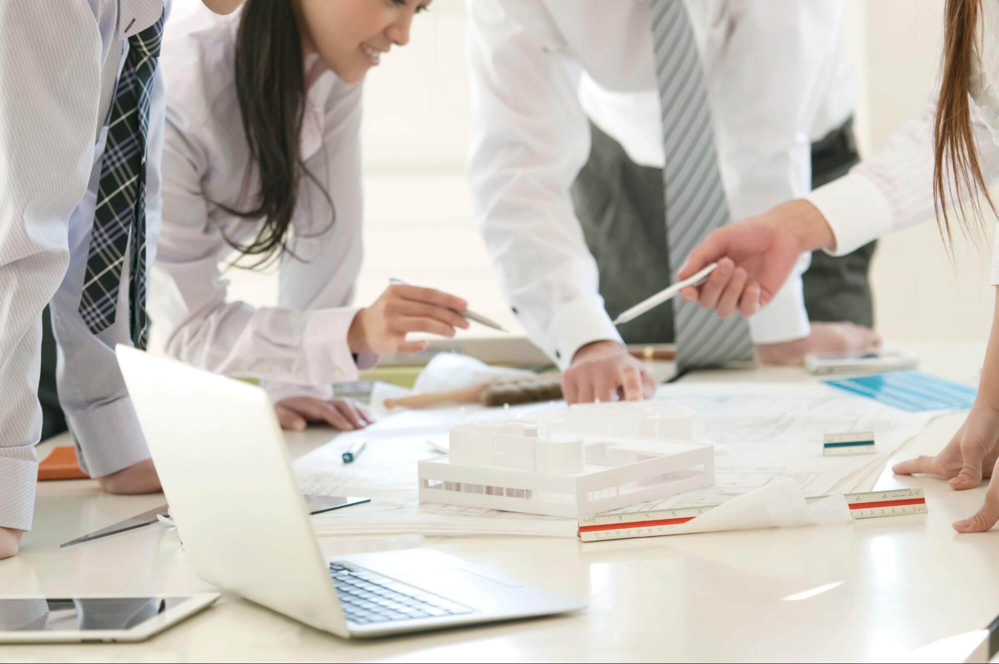 若手4名が集まったグループディスカッションの様子