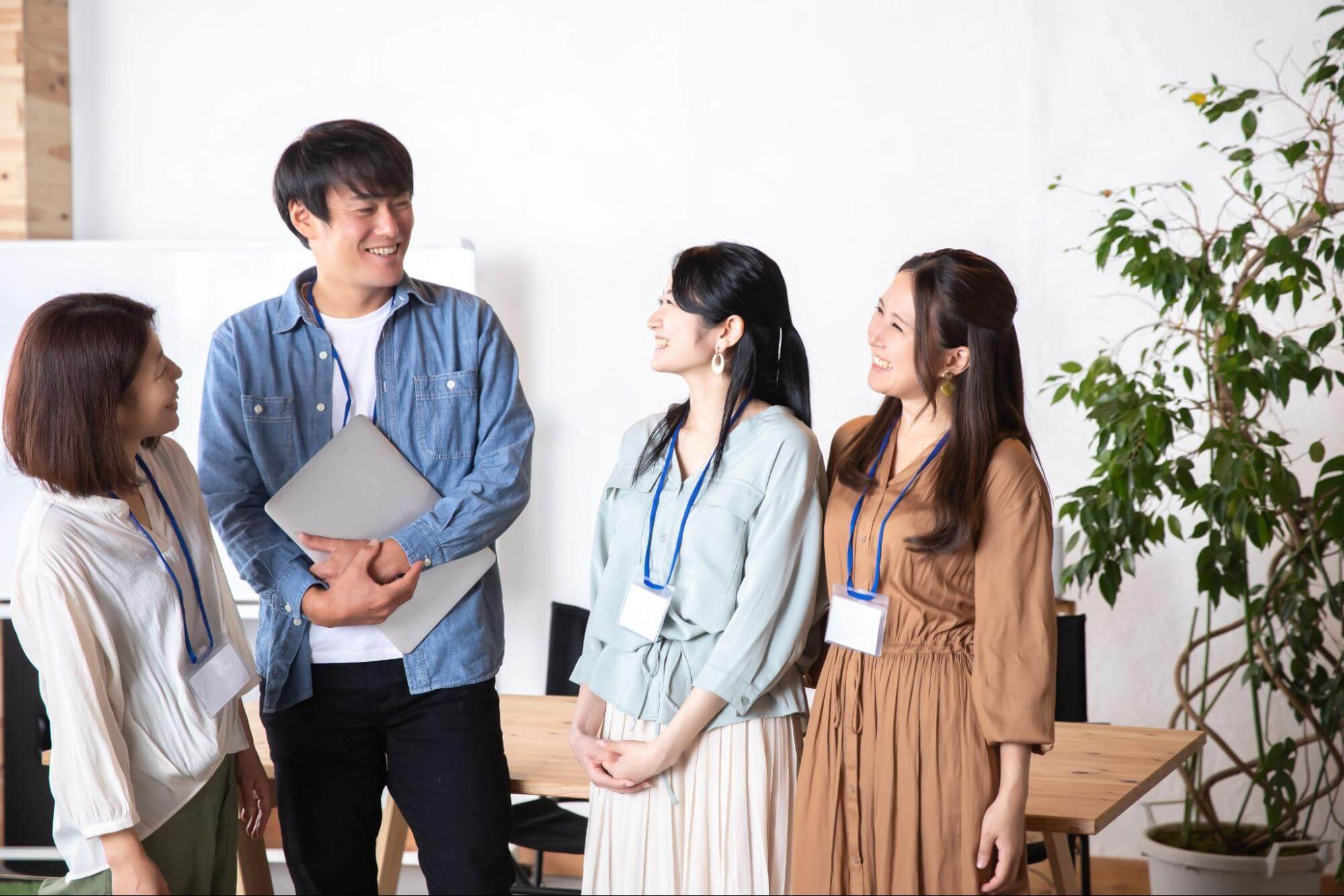 数名の社員が仲良く談笑する様子