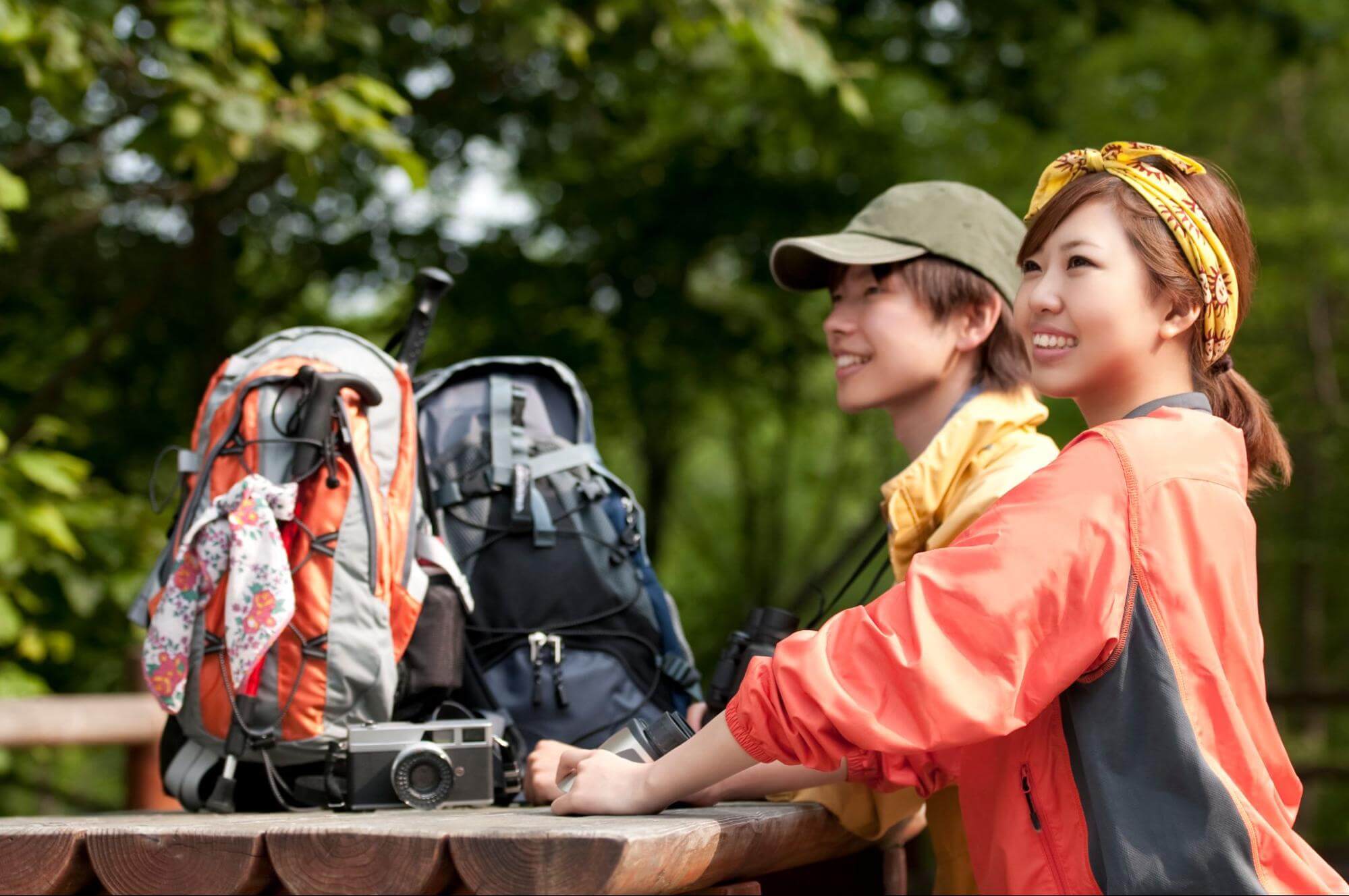 男女二人が野外イベントに参加する様子