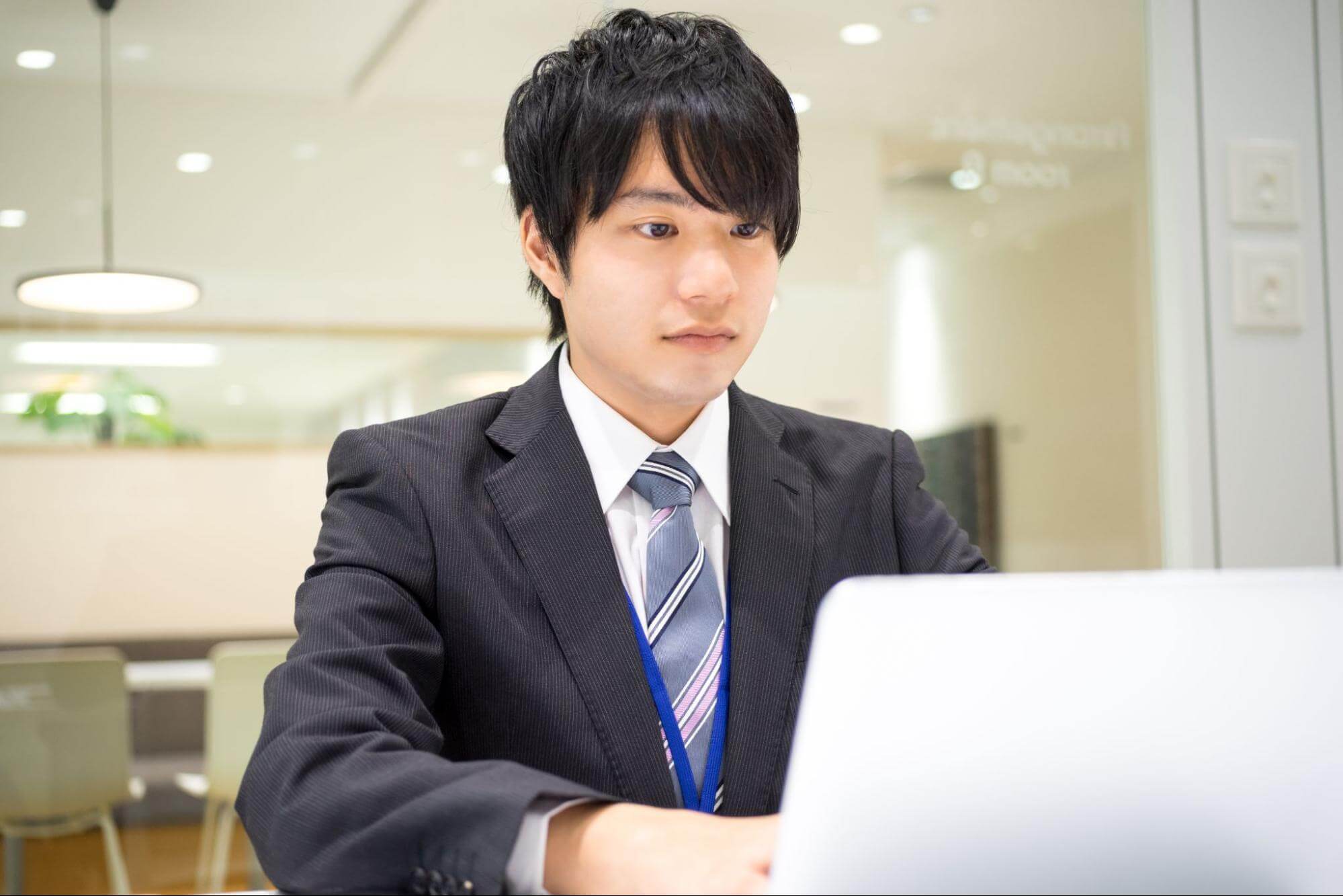 新入社員である若手男性社員がオンライン研修を受ける様子