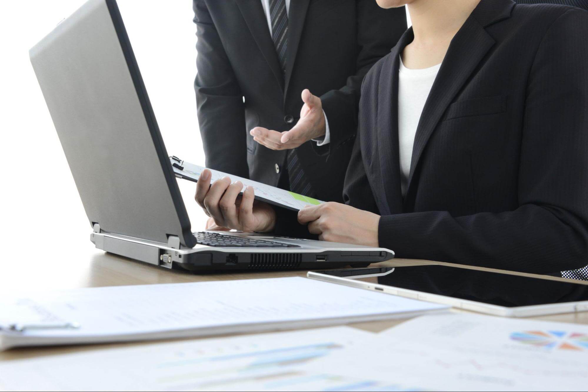 パソコンの前でOJTをする様子