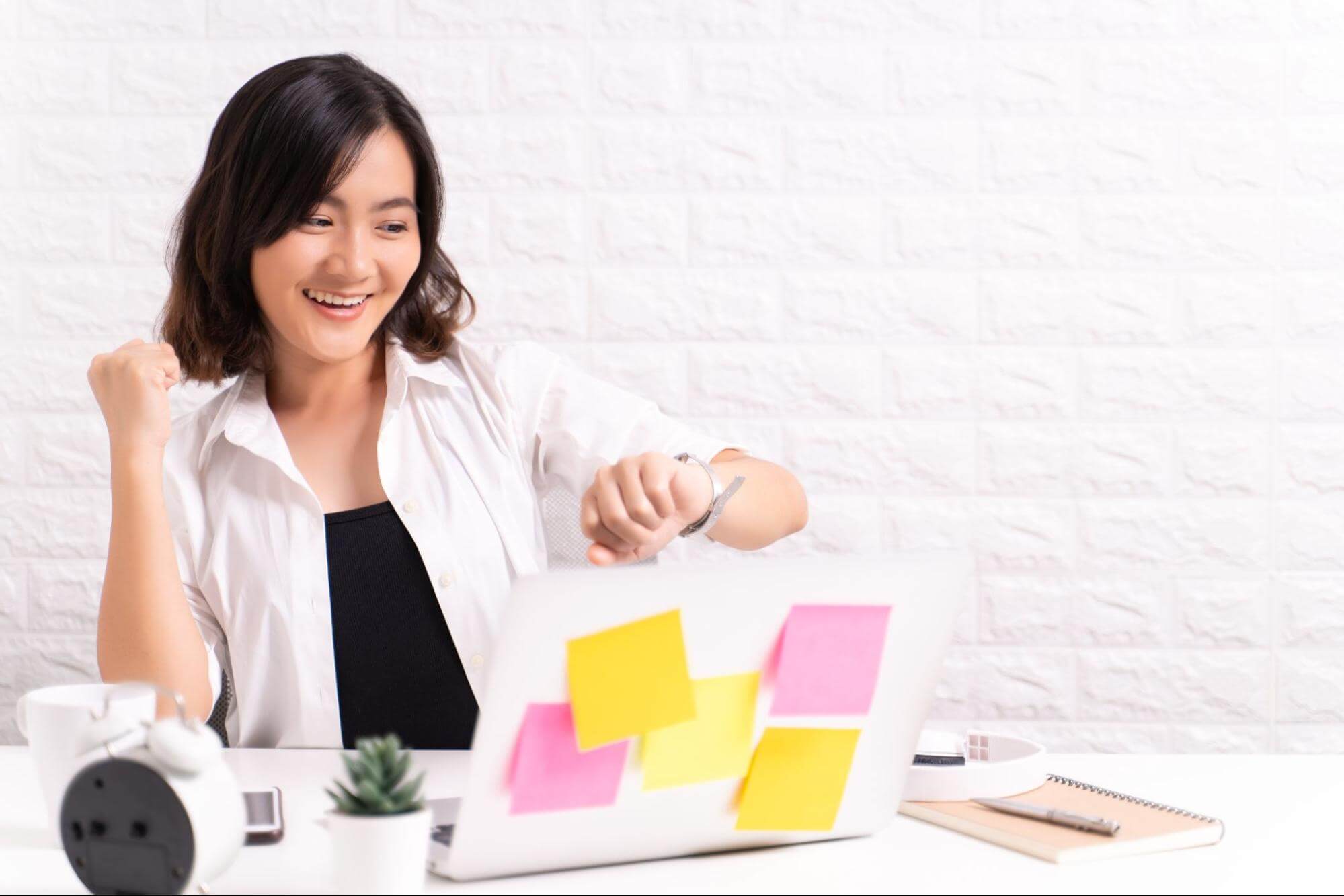 仕事で結果が出て嬉しい女性