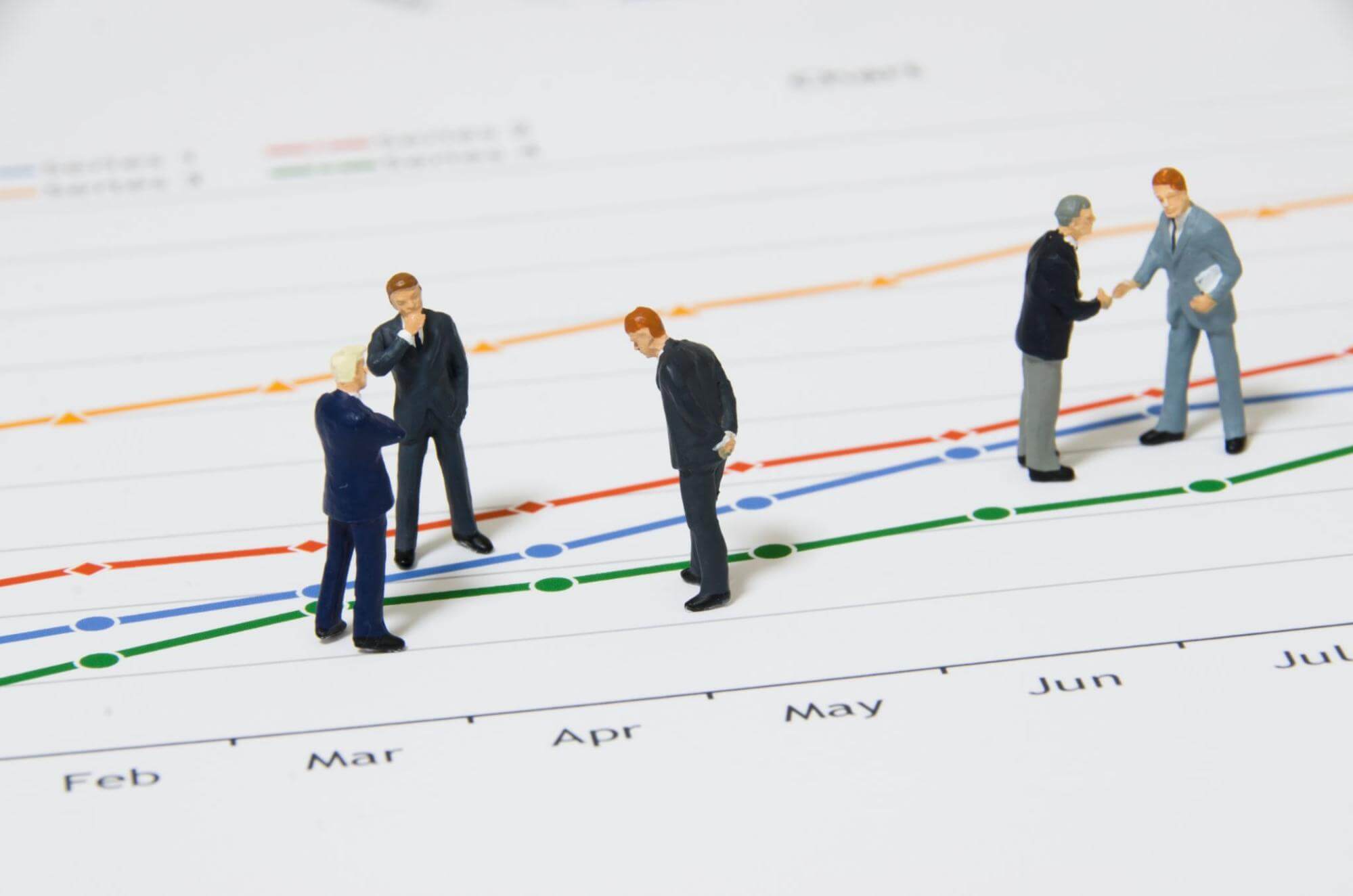 商談を進めるビジネスパーソンたちの写真