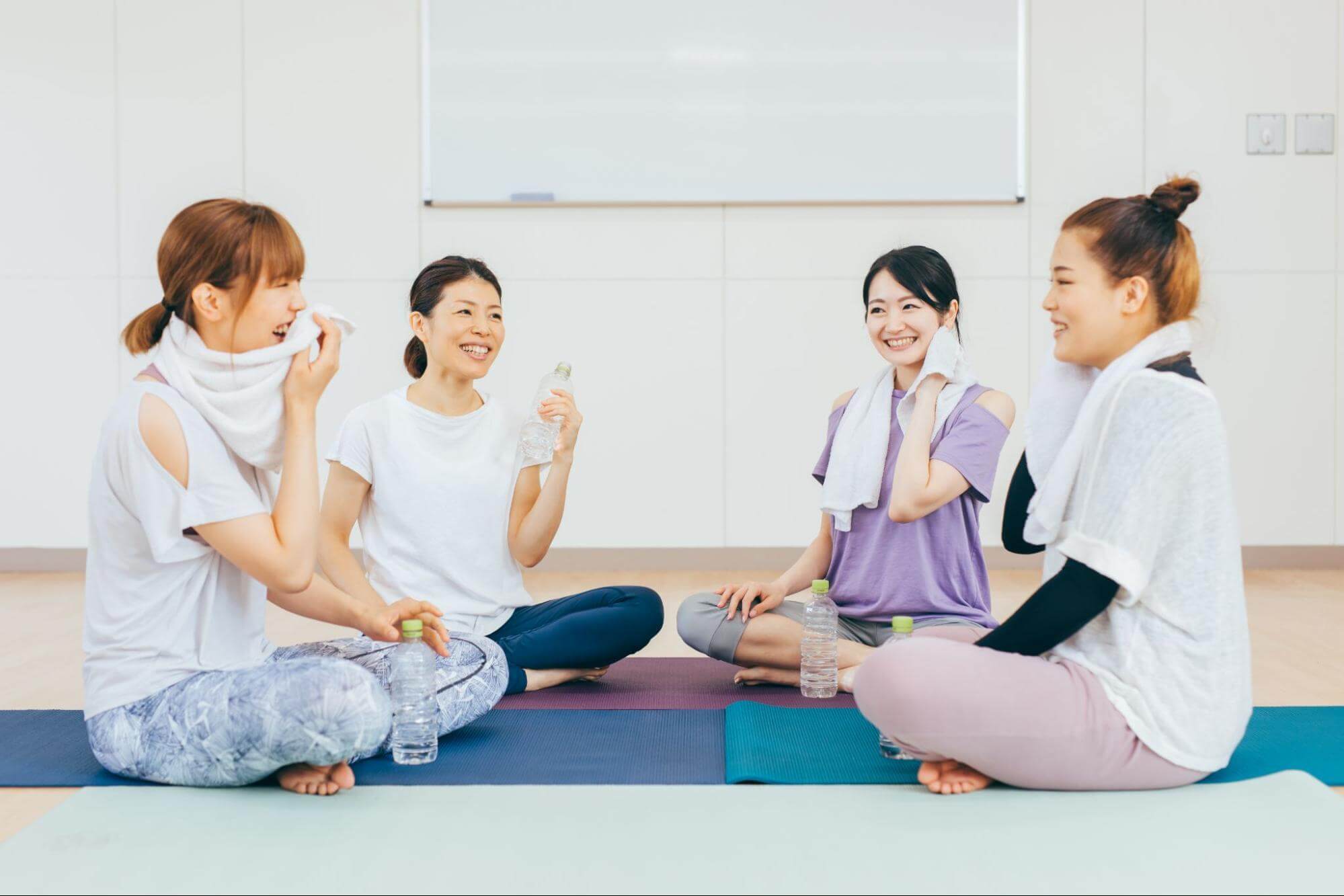 ヨガインストラクターの仲間たちで団らんする様子