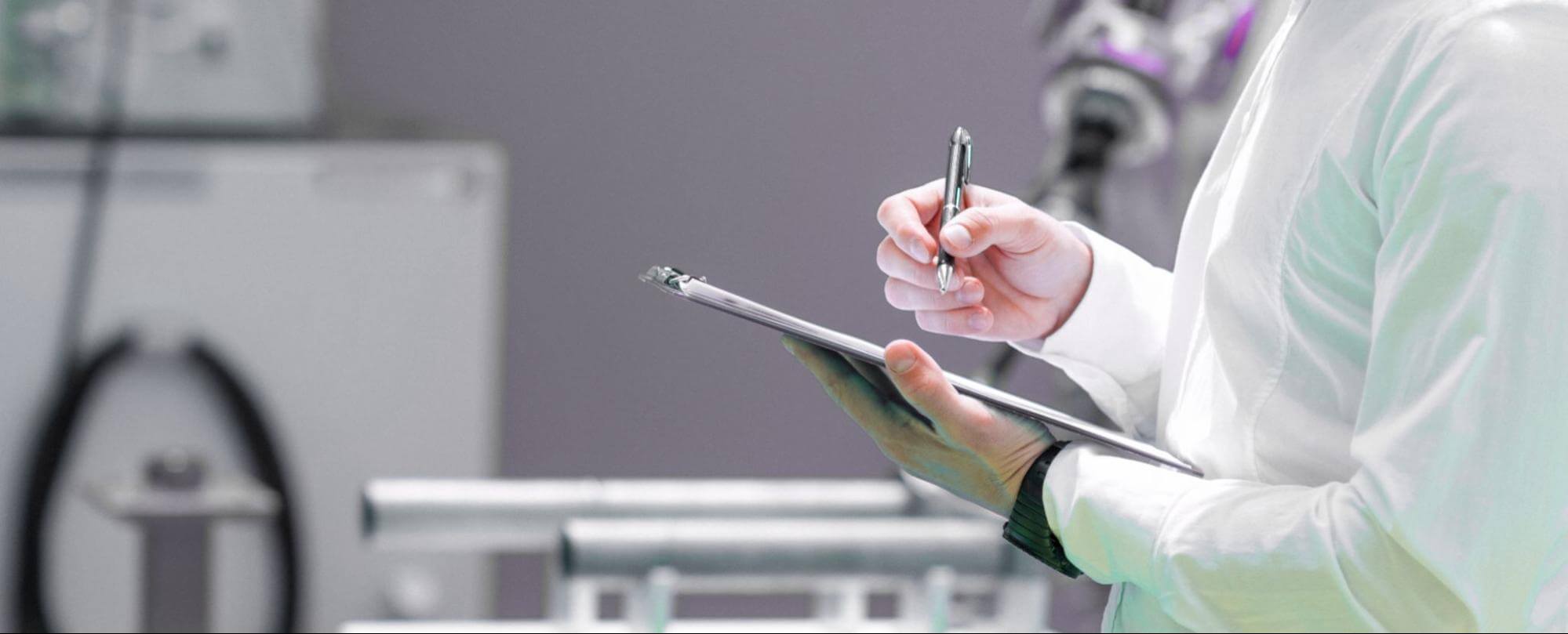 現場の監督、管理を行う人の画像