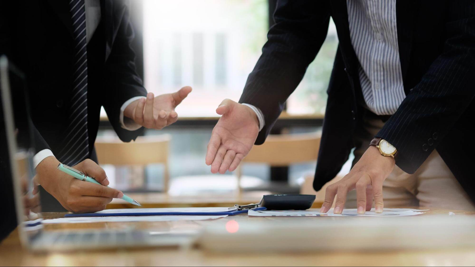 2人のビジネスマンが話す画像