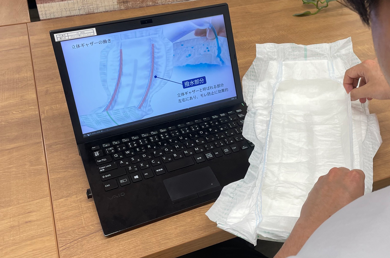 「リフレラボ」で解説を見ながら商品の使用方法を学んでいる様子