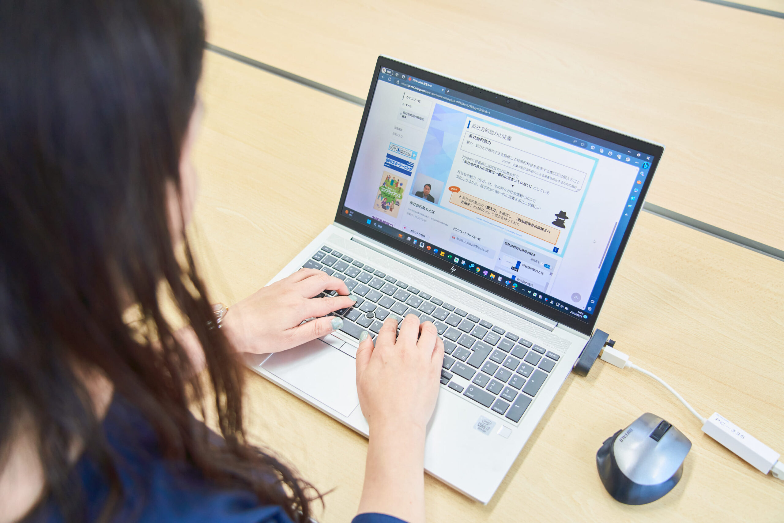 パソコンを操作するエス・ピー・ネットワーク社の小浦氏