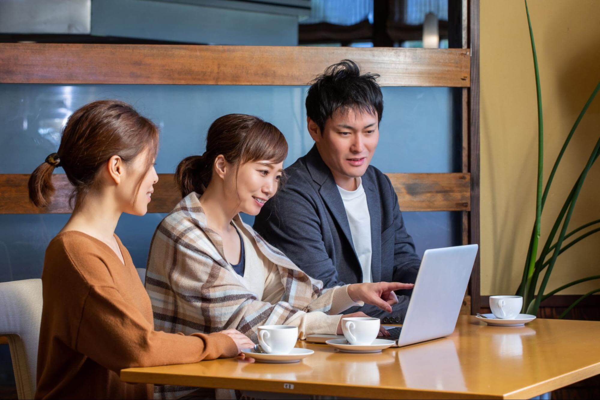 社員の反応を見る